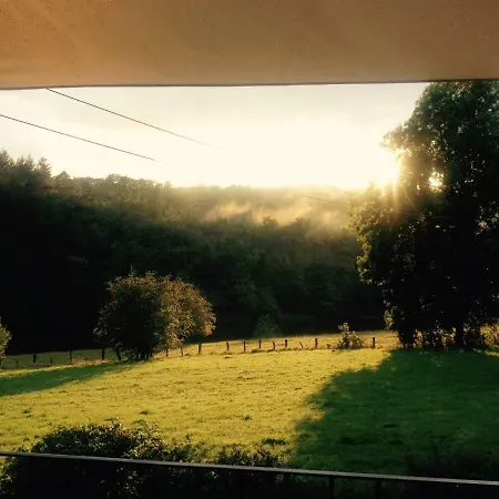 Met Hottub En Zicht Op De Semois Сasa de vacaciones